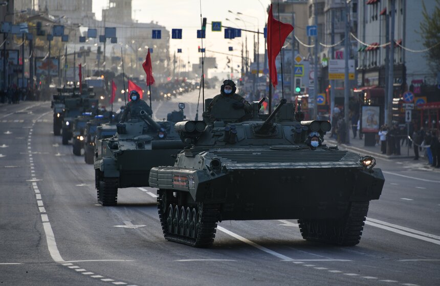Военная техника прошла по улицам Москвы 8 фото