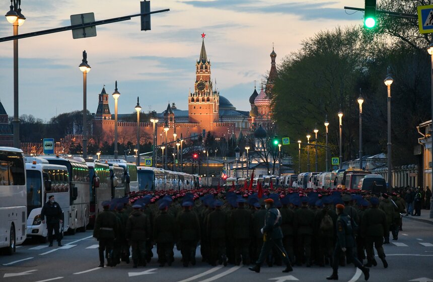 Военная техника прошла по улицам Москвы 43 фото