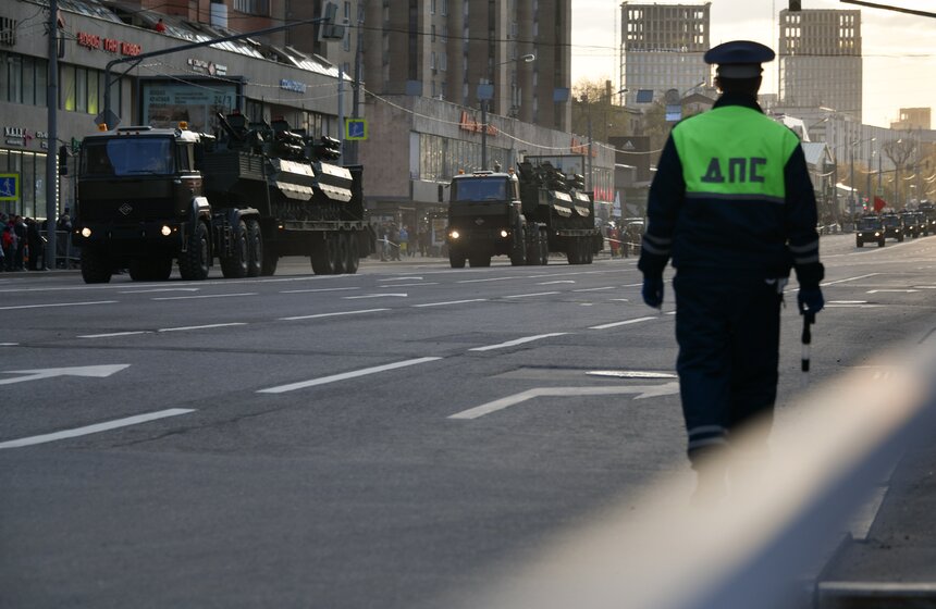 Военная техника прошла по улицам Москвы 33 фото