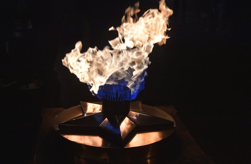 Профилактику Вечного огня провели в Москве в преддверии Дня Победы 6 фото