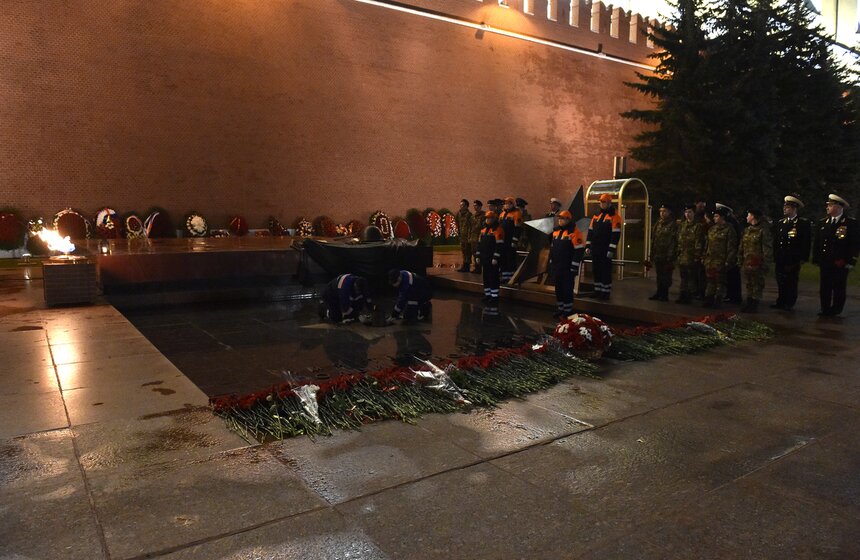 Профилактику Вечного огня провели в Москве в преддверии Дня Победы 4 фото