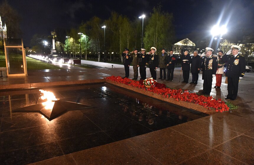 Профилактику Вечного огня провели в Москве в преддверии Дня Победы 10 фото