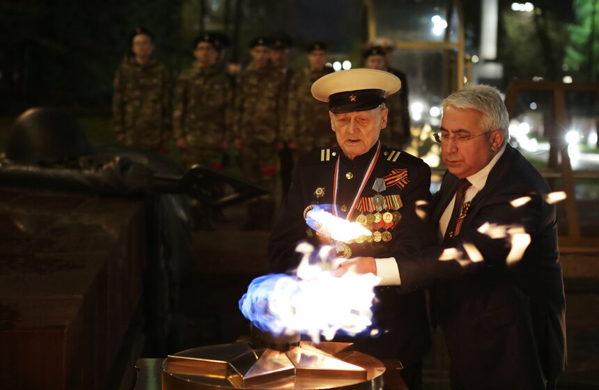 Профилактику Вечного огня провели в Москве в преддверии Дня Победы 3 фото