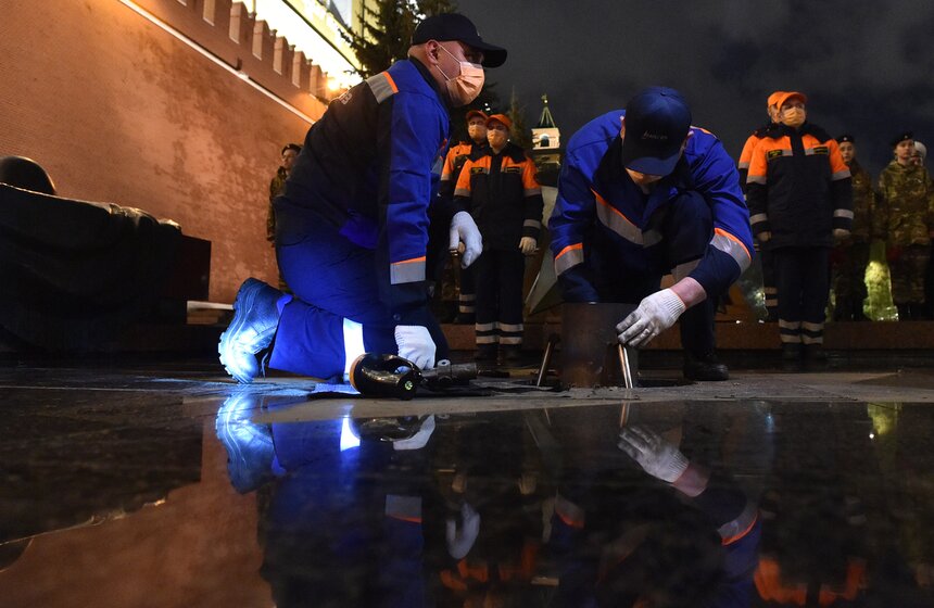 Профилактику Вечного огня провели в Москве в преддверии Дня Победы 5 фото
