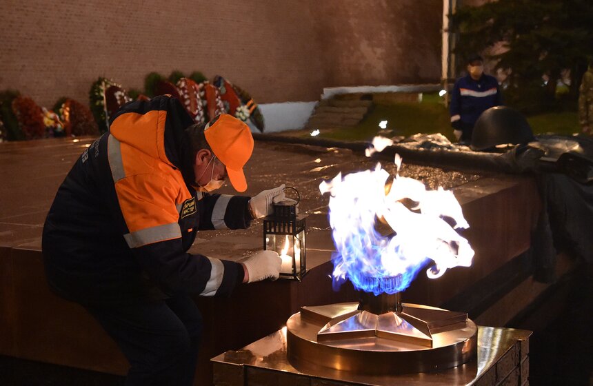 Профилактику Вечного огня провели в Москве в преддверии Дня Победы 1 фото