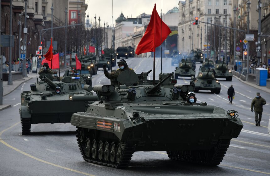 Военная техника прошла по центральным улицам Москвы 2 фото