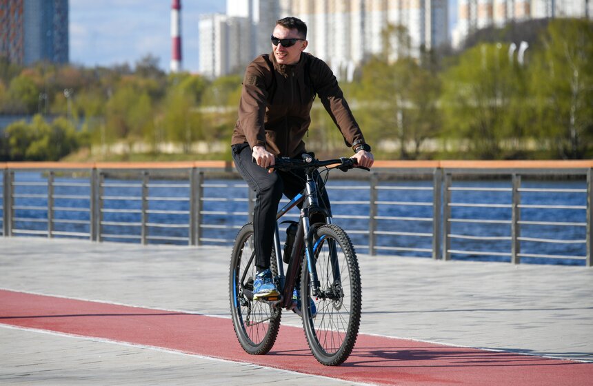 Теплая погода порадовала москвичей в праздничное воскресенье 9 фото