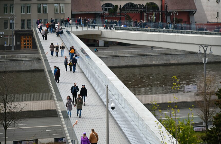 Теплая погода порадовала москвичей в праздничное воскресенье 24 фото