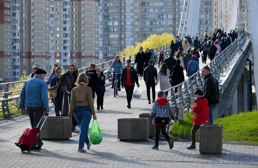 Теплая погода порадовала москвичей в праздничное воскресенье 1 фото