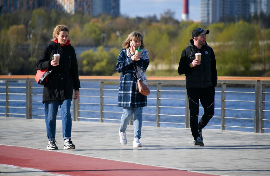 Теплая погода порадовала москвичей в праздничное воскресенье 5 фото