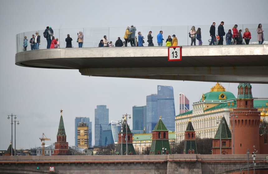Теплая погода порадовала москвичей в праздничное воскресенье 27 фото