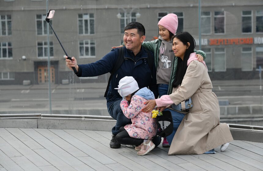 Теплая погода порадовала москвичей в праздничное воскресенье 25 фото