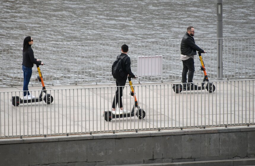Теплая погода порадовала москвичей в праздничное воскресенье 18 фото