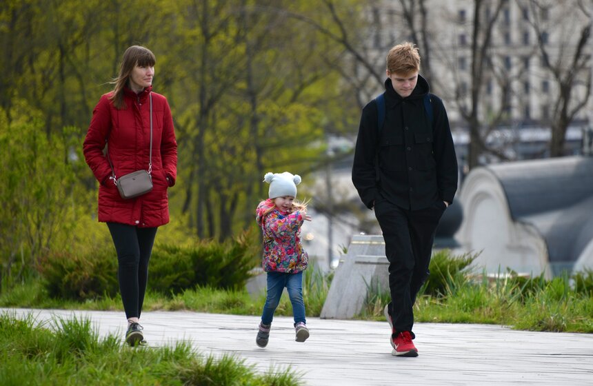 Теплая погода порадовала москвичей в праздничное воскресенье 22 фото