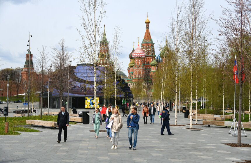 Теплая погода порадовала москвичей в праздничное воскресенье 28 фото