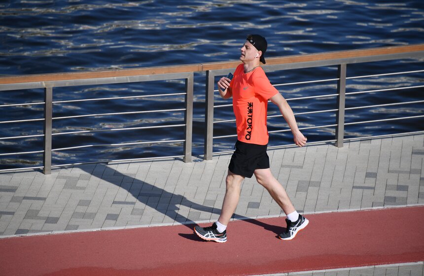 Теплая погода порадовала москвичей в праздничное воскресенье 4 фото