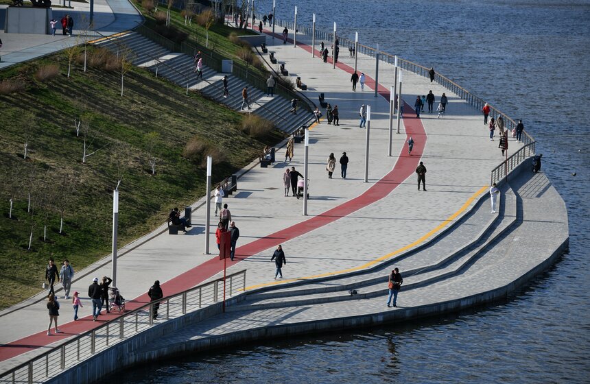 Теплая погода порадовала москвичей в праздничное воскресенье 6 фото