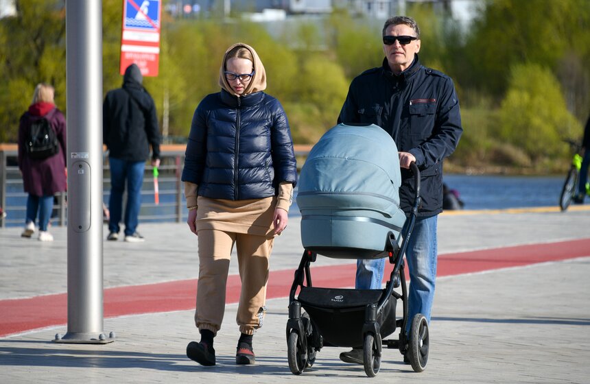 Теплая погода порадовала москвичей в праздничное воскресенье 8 фото