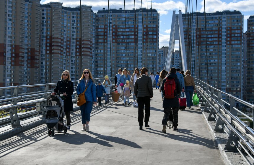 Теплая погода порадовала москвичей в праздничное воскресенье 7 фото