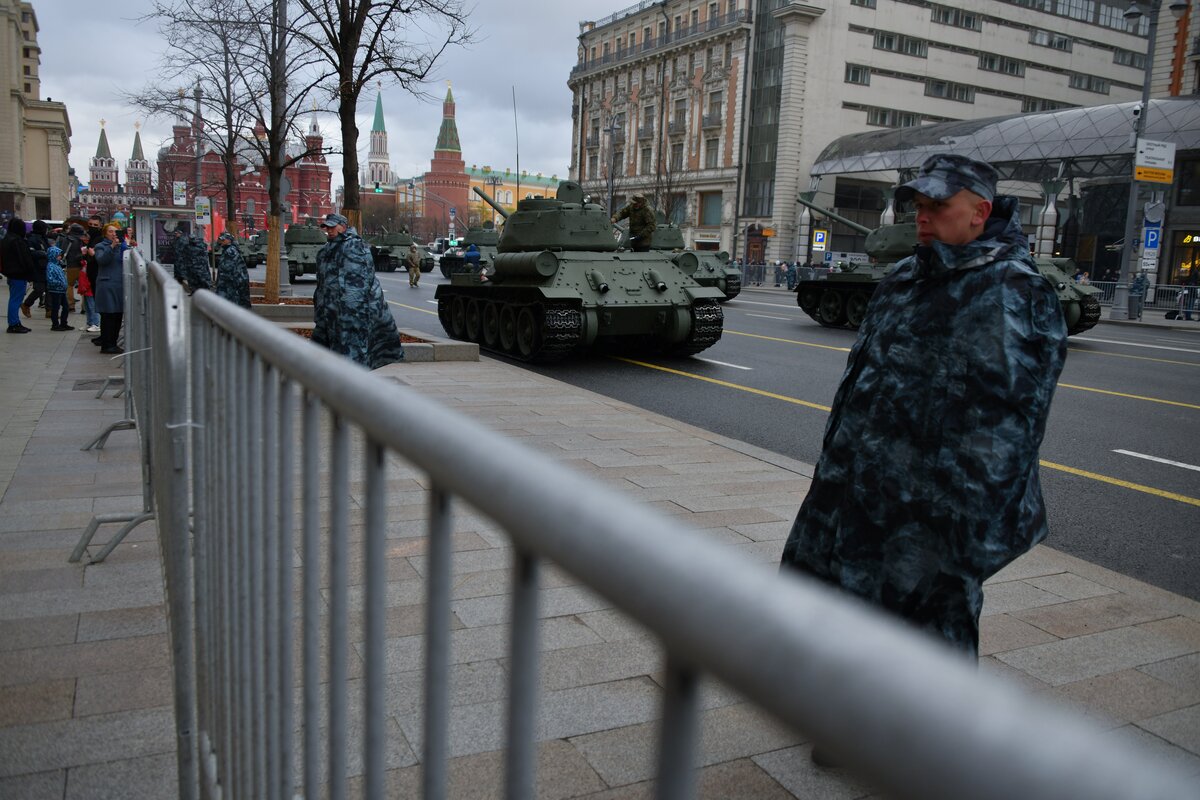 Будут ли военные в москве. Военная техника на улицах Москвы. Почему в Москве Военная техника сейчас.