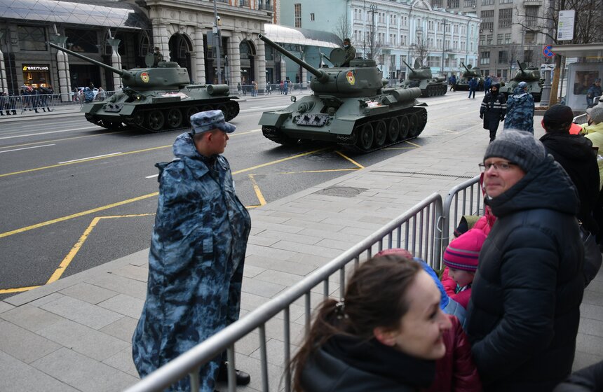 Военная техника прошла по центральным улицам Москвы 11 фото