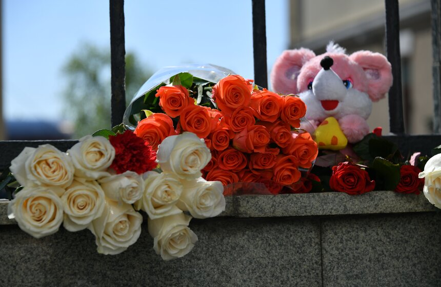 Москвичи несут цветы к представительству Татарстана после стрельбы в школе 13 фото