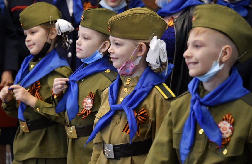 В Москве состоялась акция "Синий платочек" ко Дню Победы 6 фото