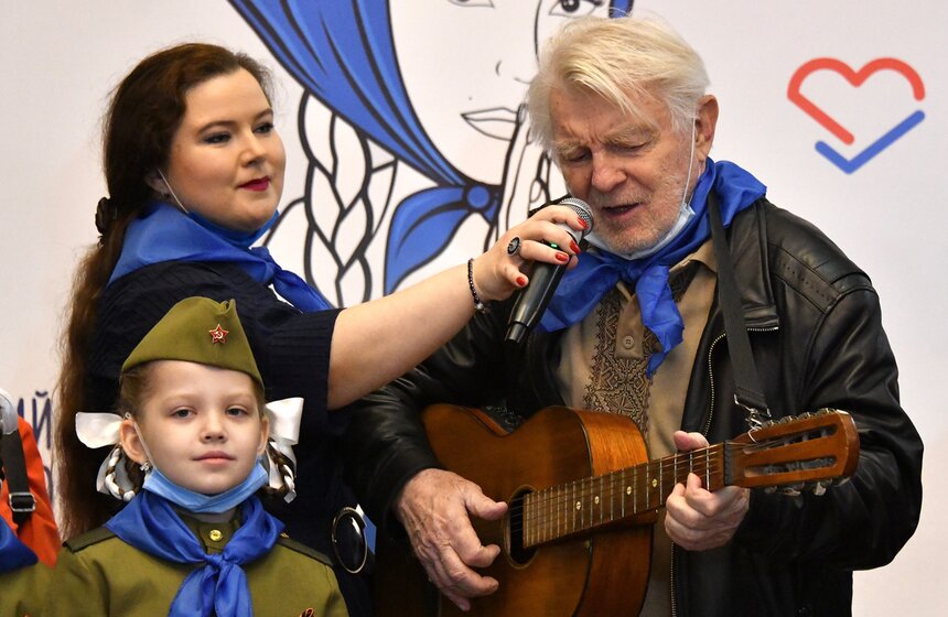 В Москве состоялась акция "Синий платочек" ко Дню Победы 3 фото