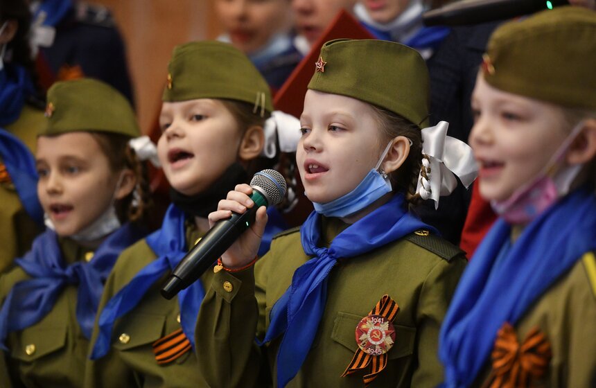 В Москве состоялась акция "Синий платочек" ко Дню Победы 2 фото