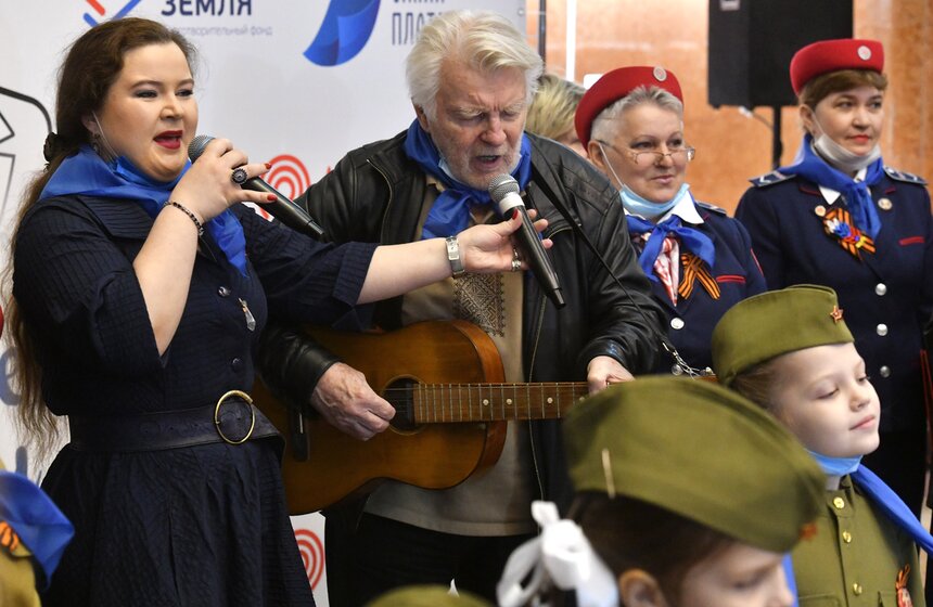 В Москве состоялась акция "Синий платочек" ко Дню Победы 7 фото