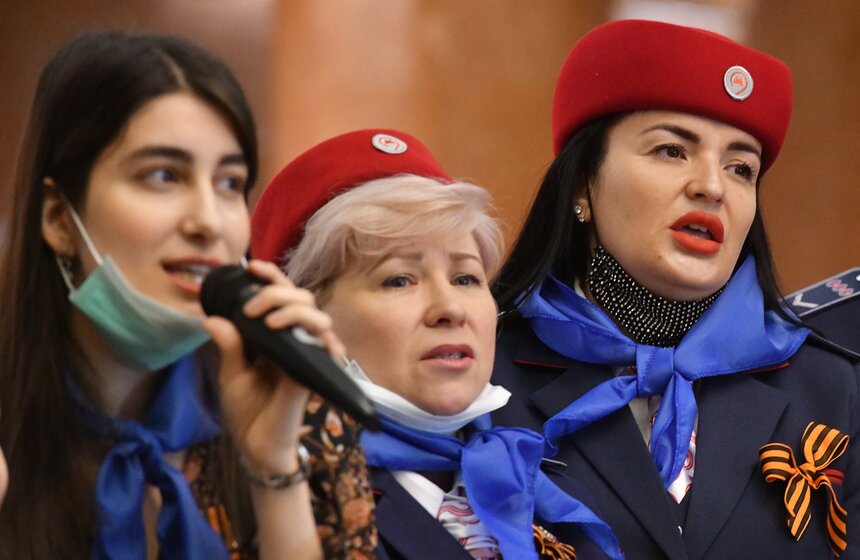 В Москве состоялась акция "Синий платочек" ко Дню Победы 4 фото