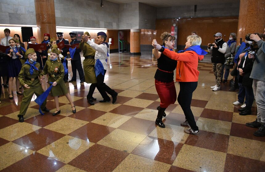 В Москве состоялась акция "Синий платочек" ко Дню Победы 11 фото