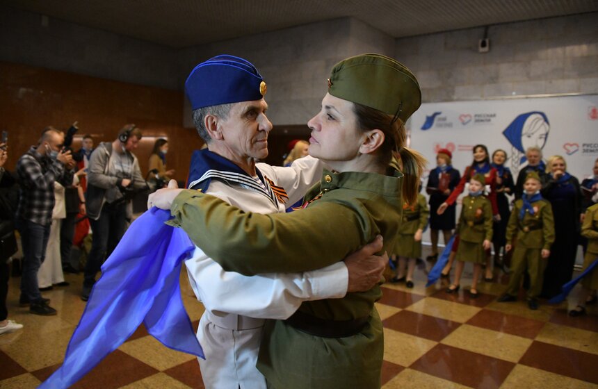 В Москве состоялась акция "Синий платочек" ко Дню Победы 10 фото