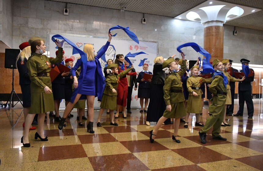 В Москве состоялась акция "Синий платочек" ко Дню Победы 12 фото