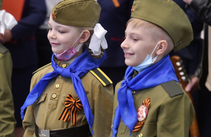 В Москве состоялась акция "Синий платочек" ко Дню Победы 8 фото