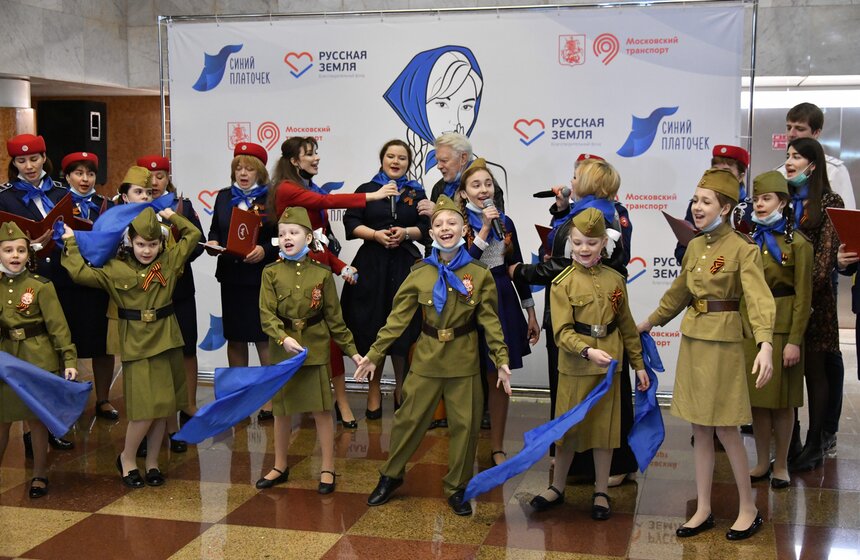 В Москве состоялась акция "Синий платочек" ко Дню Победы 9 фото