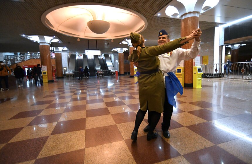 В Москве состоялась акция "Синий платочек" ко Дню Победы 14 фото