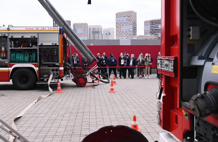 В Москве прошли демонстрационные учения МЧС России 12 фото