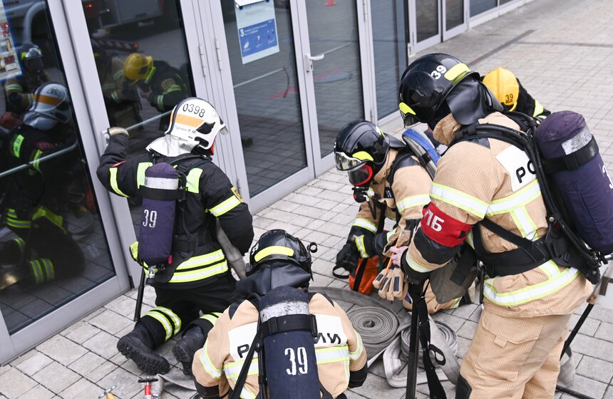 В Москве прошли демонстрационные учения МЧС России 10 фото