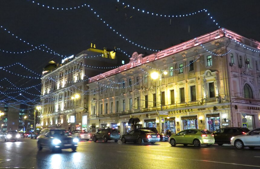 На столичных улицах зажгли зимнюю иллюминацию 8 фото