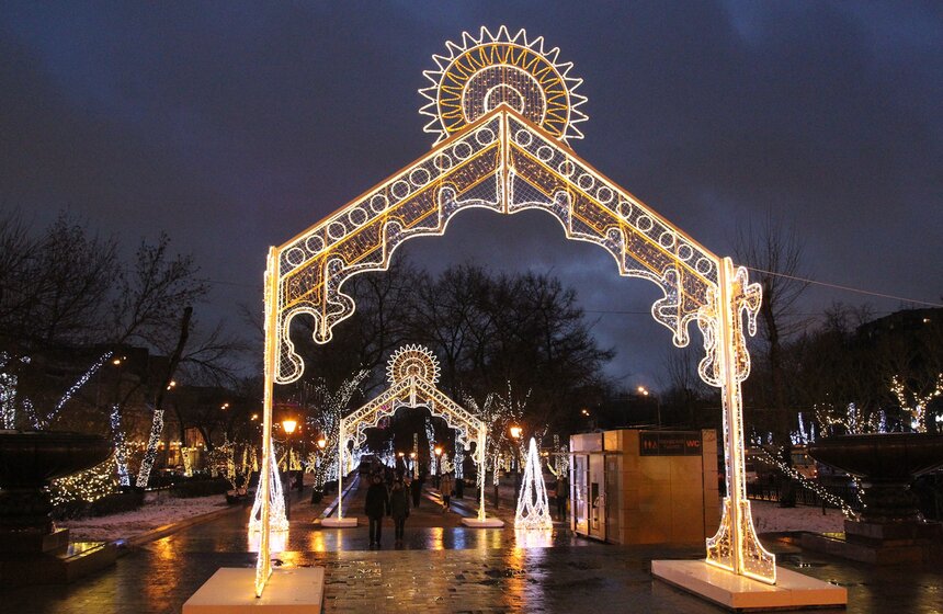 На столичных улицах зажгли зимнюю иллюминацию 2 фото