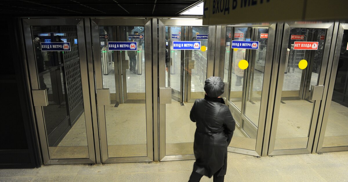 Двери метрополитена. Двери метро. Станция метро дверь. Метро дверь Москва.