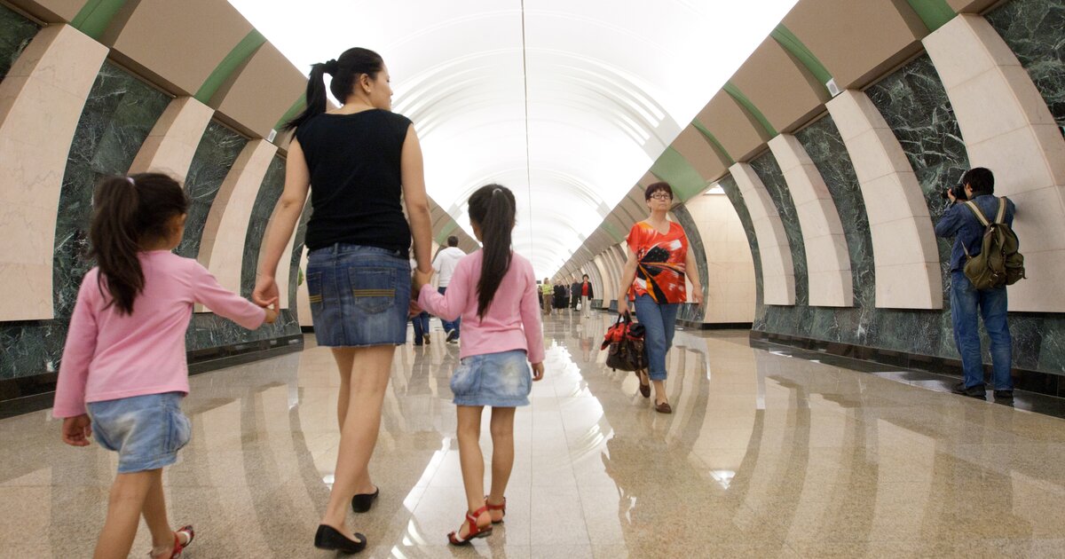 Метрополитен дети. Метро для детей. Подземка для детей. Женщина с ребенком в метро. Московское метро для детей.