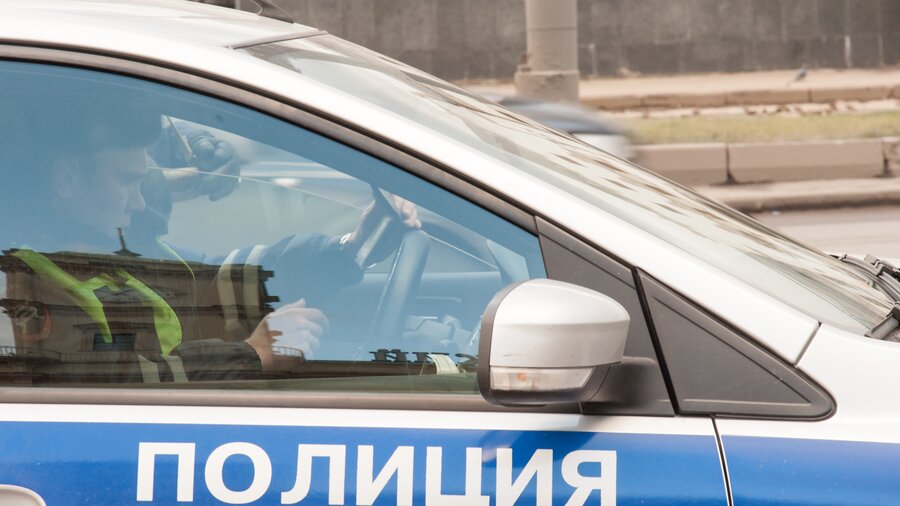 Ебет раком возле машины