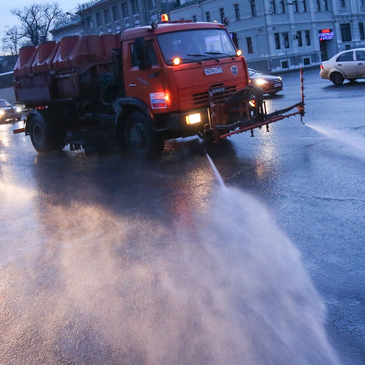 Мытье дорог. Поливальная машина. Поливальные машины в Москве. Поливальная машина в дождь.