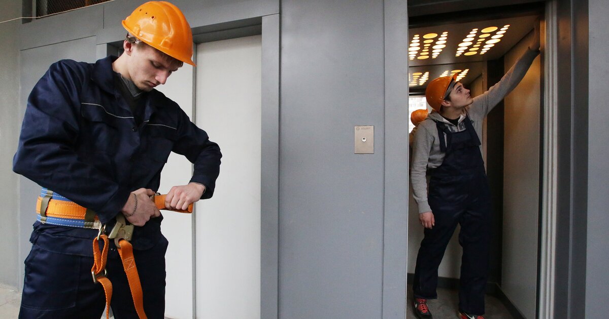 Ремонтник лифтов. Лифтер рабочий. Лифтер рабочий. Монтаж лифтового оборудования. Лифтовое оборудование.