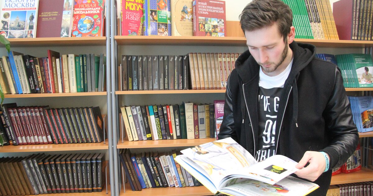 Читатели в библиотеке. Мужчина в библиотеке. Читатель передача. Дети в библиотеке. Книга человек.