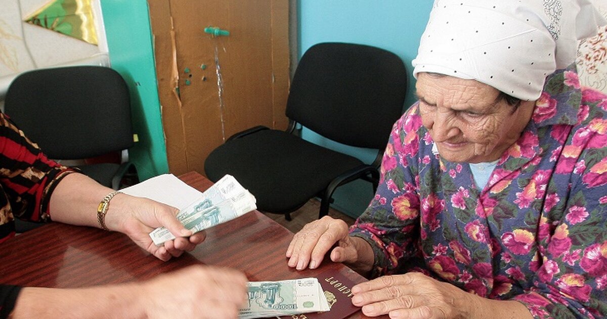 Риа новости пенсии. Пенсионер. Пенсионерка пенсионное. Бабушка получает пенсию. Пенсионеры в России.