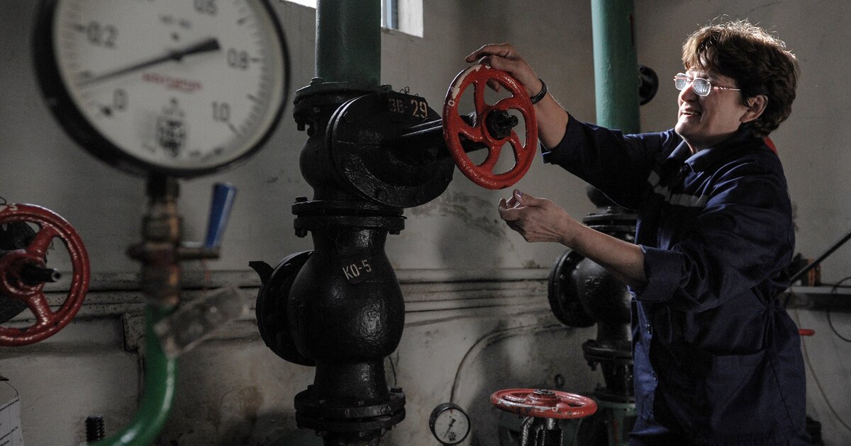 Пенсионеры и коммуналка. Вечерний краснотурьинск новости. Счетчики воды и электроэнергии. Жкх картинки. Работники жкх фото.