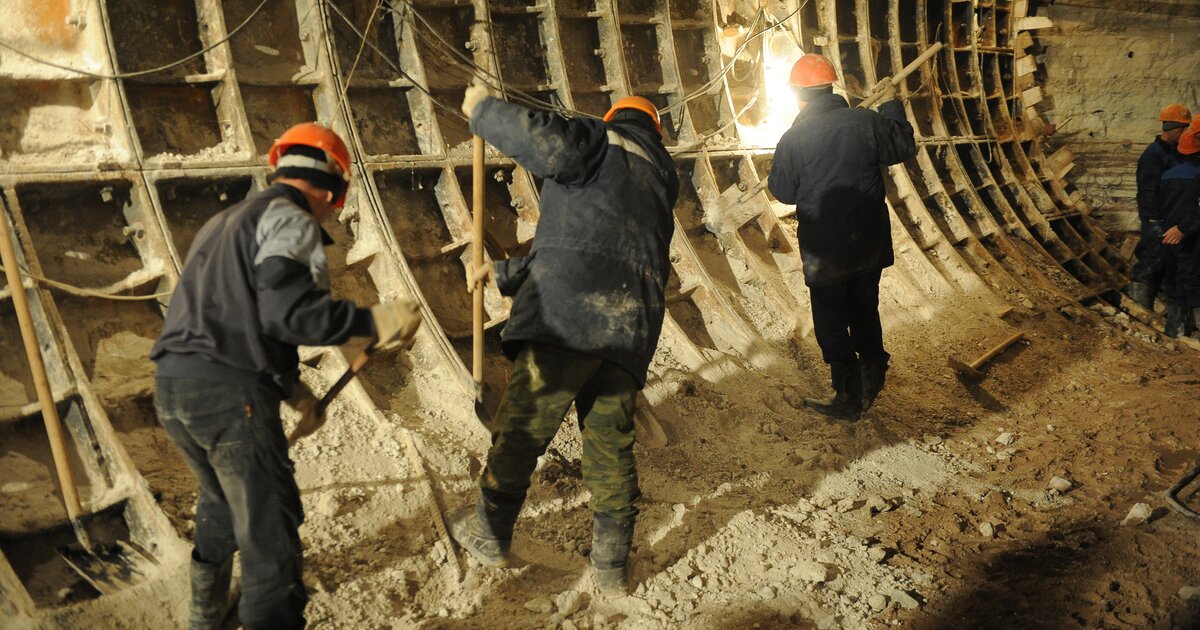 строители метро. тоннельный отряд 6 метростроя. подсобники на стройку. вакансии разнорабочего в метро. строитель метрополитена.